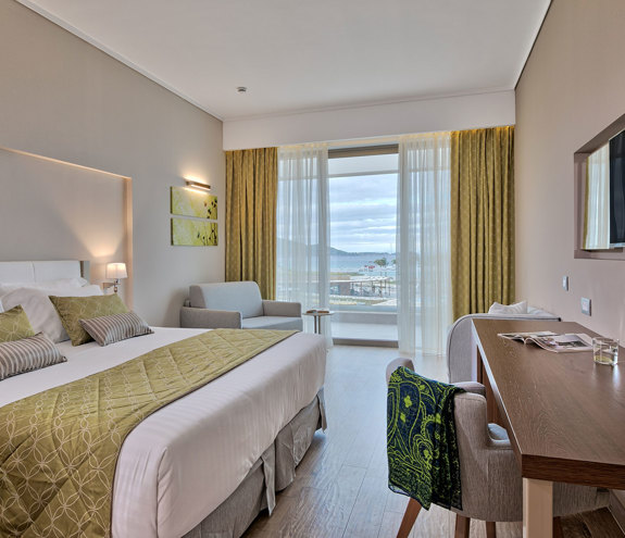 Deluxe Sea View bed and amenities