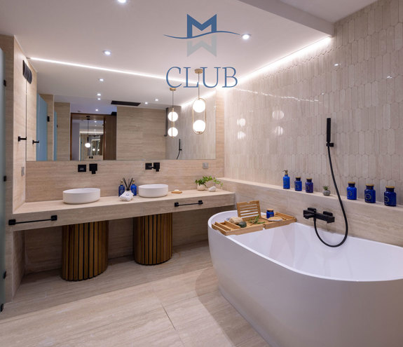 Pool Front Ground Floor Suite bathroom and bathtub