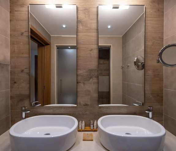 Deluxe Garden View Room bathroom sinks and mirror