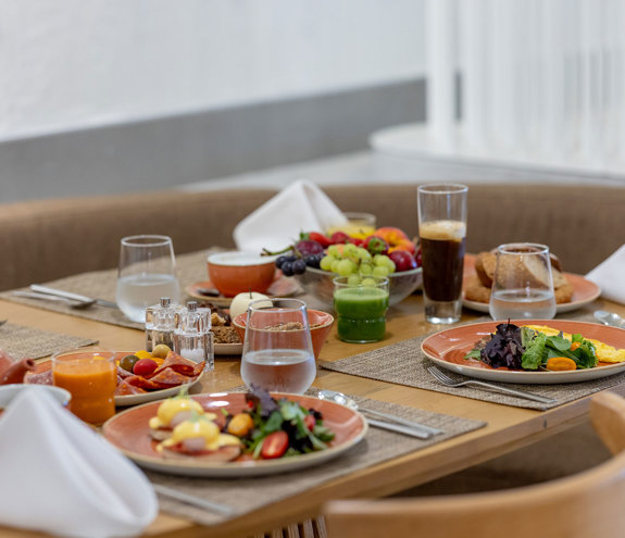 Elia Restaurant breakfast table